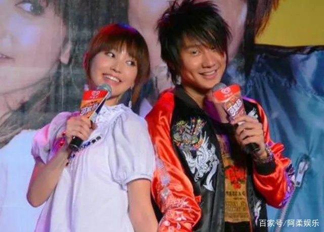 街头和韩寒热吻，被林俊杰下跪求婚，金莎现状如何？