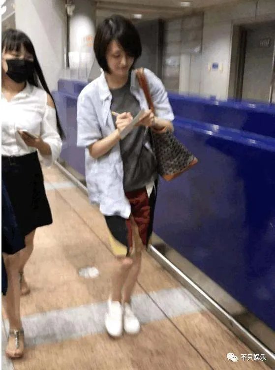 郑爽的嘴巴怎么了？郑爽嘴角边为什么有非常明显的伤疤