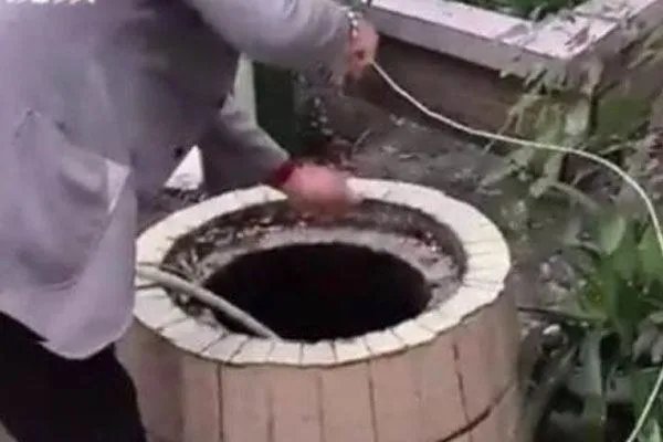 关于四川一口老井突然升温至70度一事，你有何看法？