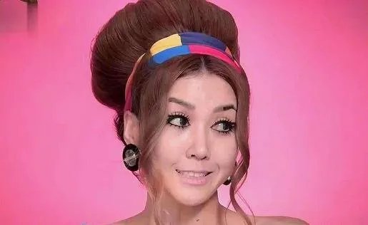 42岁王蓉签约白小白，从明星变网红，一代神曲天后没落了？