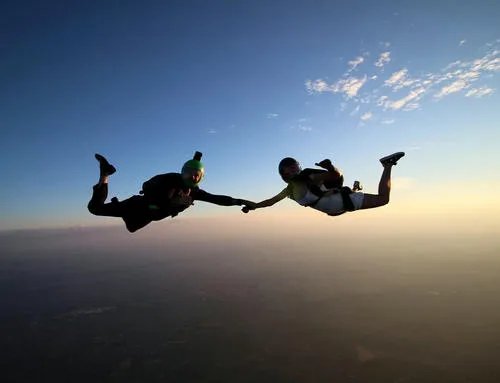 窦骁何超莲反手抱秀恩爱，你平常都是以什么方式秀恩爱的？