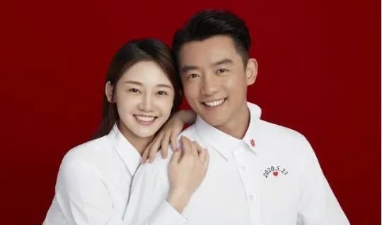 苗苗挺孕肚陪郑恺打球 手摸孕肚母爱感爆棚