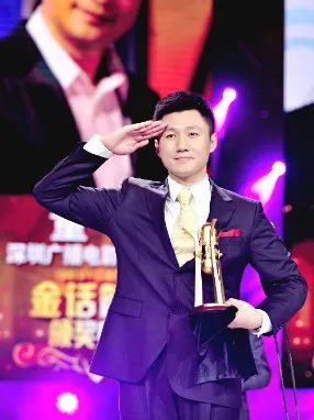 《军情解码》主持人个人背景是什么？