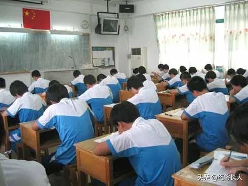 河北一高中在线教育,要求学生穿校服,做早操,与平是在学校规则制度相同,各位怎么看?