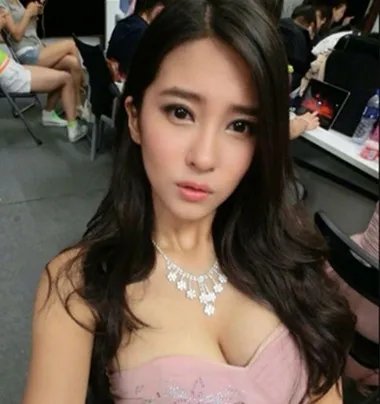 钟鹿纯泳装照集锦 钟鹿纯自爆曾甩王思聪引热议