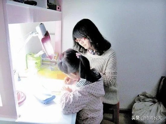 河北一高中在线教育,要求学生穿校服,做早操,与平是在学校规则制度相同,各位怎么看?