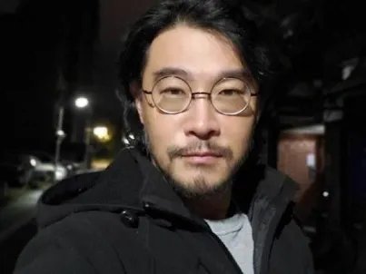 他是毁掉庾澄庆家庭的真凶，殴打伊能静，如今还是一个人生活，他是谁？