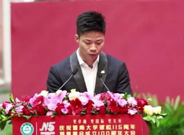 苏炳添体育课教学生挑战9秒83，同学们是什么反应？