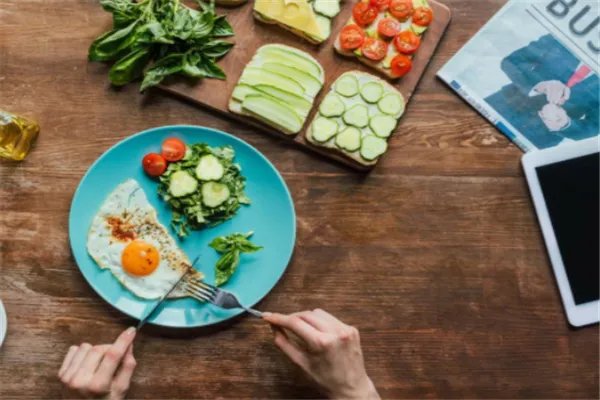 56岁于文华带84岁婆婆吃早餐，她们之间的婆媳关系如何？