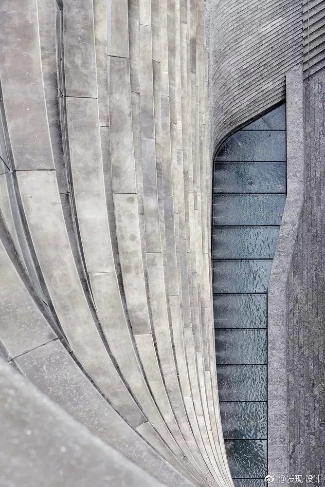 扎哈遗作—纽约520 West 28th公寓公寓的金属幕墙由...