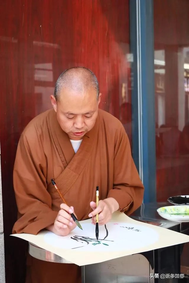 有人说延参法师的墨宝感觉墨用的很少，这是为什么呢？