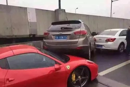 广东法拉利司机追尾骂人被拘,追尾事故会如何划分责任?