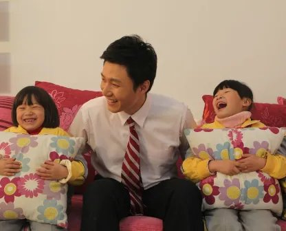 《军情解码》主持人个人背景是什么？