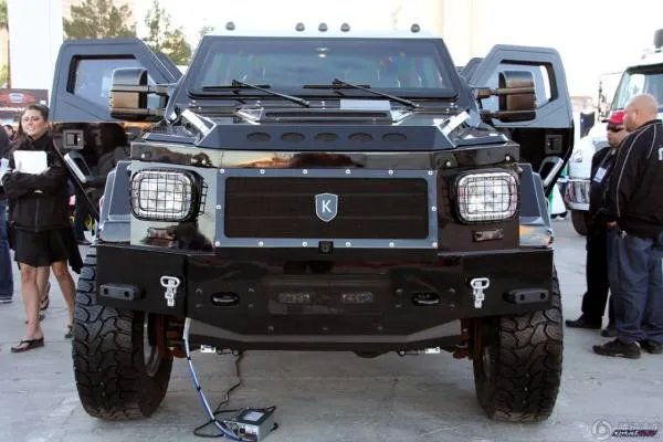 越野车前面有个K字标志、价格4百万、比悍马大许多、好像是加拿大产，中国只有一部。不知道是什么车？