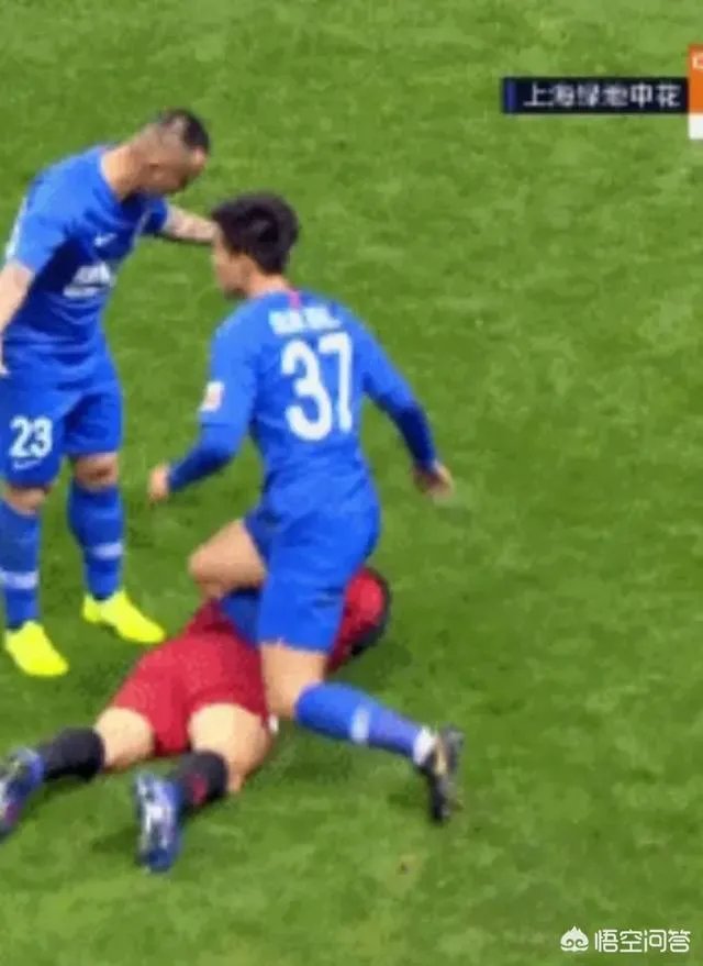 上港对阵申花，裁判取消孙世林红牌，改判柏佳骏红牌，球迷直言两人都该罚下，你怎么看？