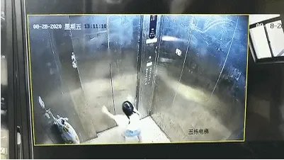 女童滞留电梯找家长时坠亡，小孩为何会独自滞留在电梯内？