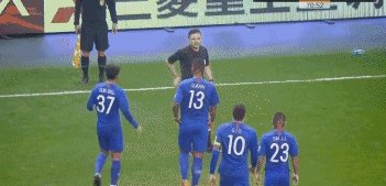 上港对阵申花，裁判取消孙世林红牌，改判柏佳骏红牌，球迷直言两人都该罚下，你怎么看？