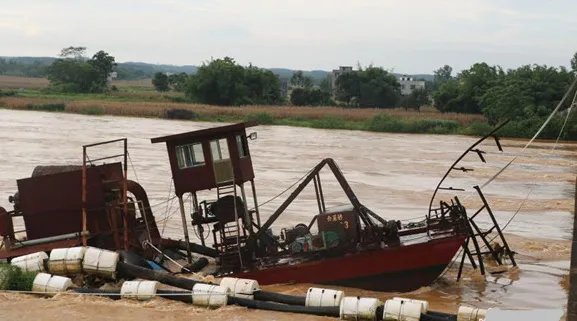 广西北海抽沙船失控撞桥是真的吗？