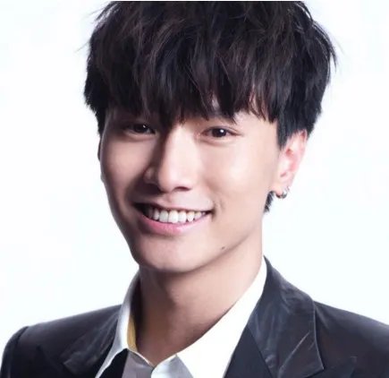 陈柏宇纹身图片曝光 不停跟女友秀爱