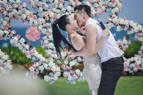 张伦硕颜值担当，为什么和比自己大很多的钟丽缇恋爱？