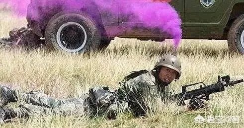 演习时用的空包弹，中弹后为什么会冒烟？