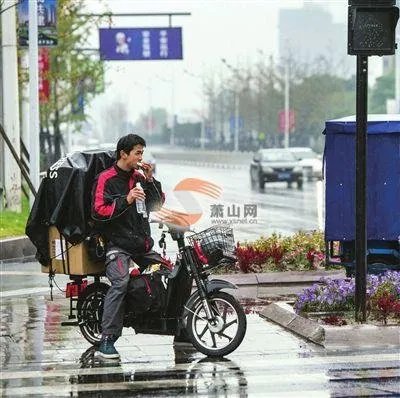 快递员工资条1万多实发只剩56块，快递员的工资计算有多严格？