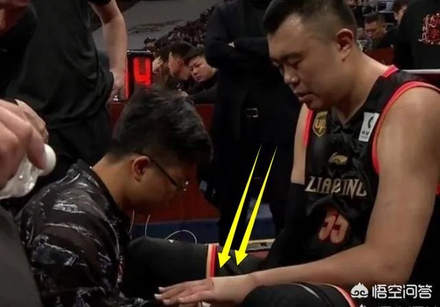 对阵广厦一战，致韩德君受伤的扣篮是右手扣的，为什么却左手受伤？当时什么情况？