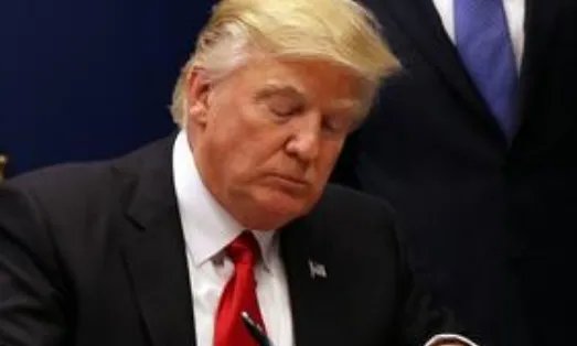 前“白宫师爷”班农被捕，为何最尴尬的是特朗普？