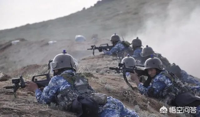 演习时用的空包弹，中弹后为什么会冒烟？