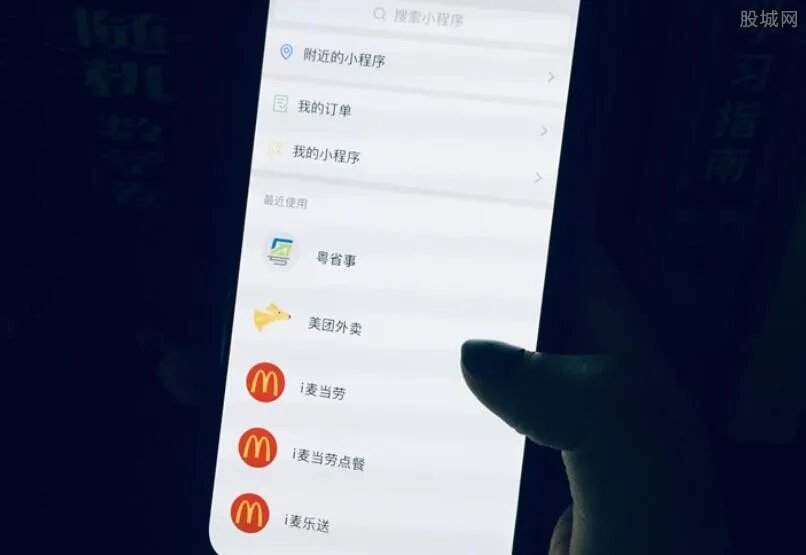 英国麦当劳炸鸡块吃出外科口罩 实在让人恶心！