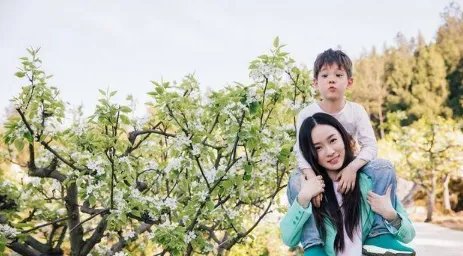 霍思燕带儿子出门游玩,嗯哼穿绿色T恤配五分裤,越来越像杜江,啥颜值?