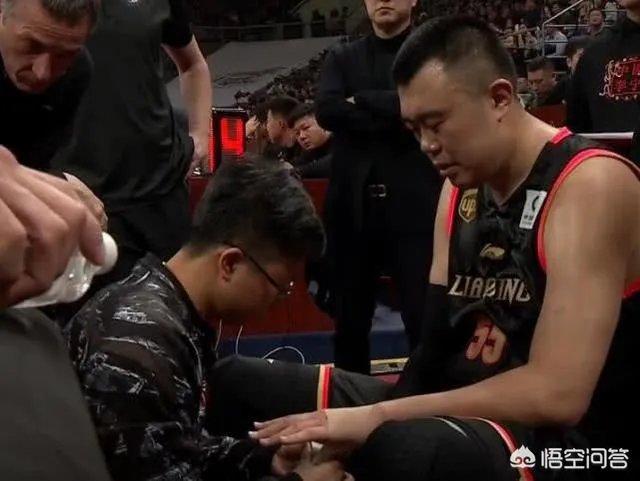 对阵广厦一战，致韩德君受伤的扣篮是右手扣的，为什么却左手受伤？当时什么情况？