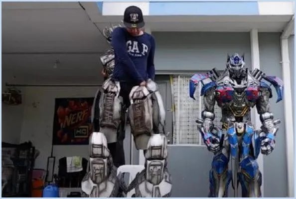 环球影城里的威震天是纯人工操作的,扮演者在机器人体内如何才能肢体协调?