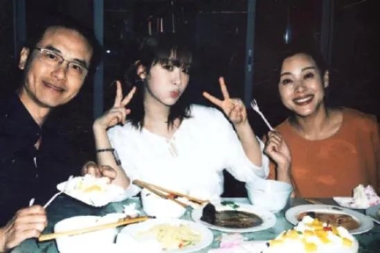 肖战杨紫杀青照曝光 两人甜蜜对视cp感十足