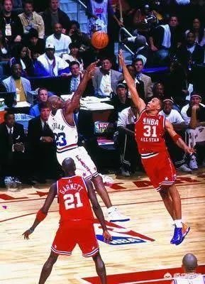 乔丹的全明星告别赛上,科比罚球时为什么全场观众狂嘘科比?